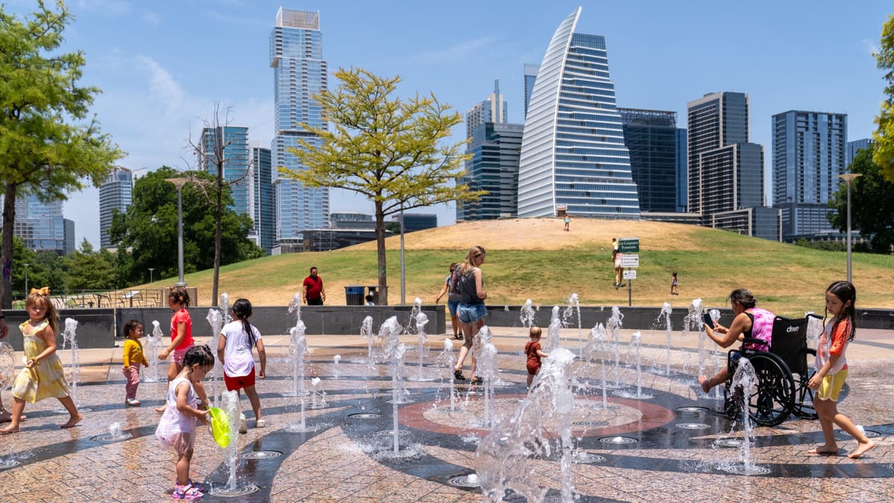 <b>Austin, Texas.</b> Algunas personas se mudan aquí porque quieren trabajar para una de las empresas con sede en Austin. Asimismo, 
<b>la educación y la atención médica son sectores laborales importantes</b>.