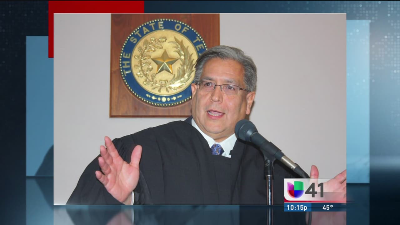 El juez Orlando García informó que Primomo sería suspendido y que no podría oficiar más ceremonias de ciudadanía luego de una votación unánime de cinco jueces federales.