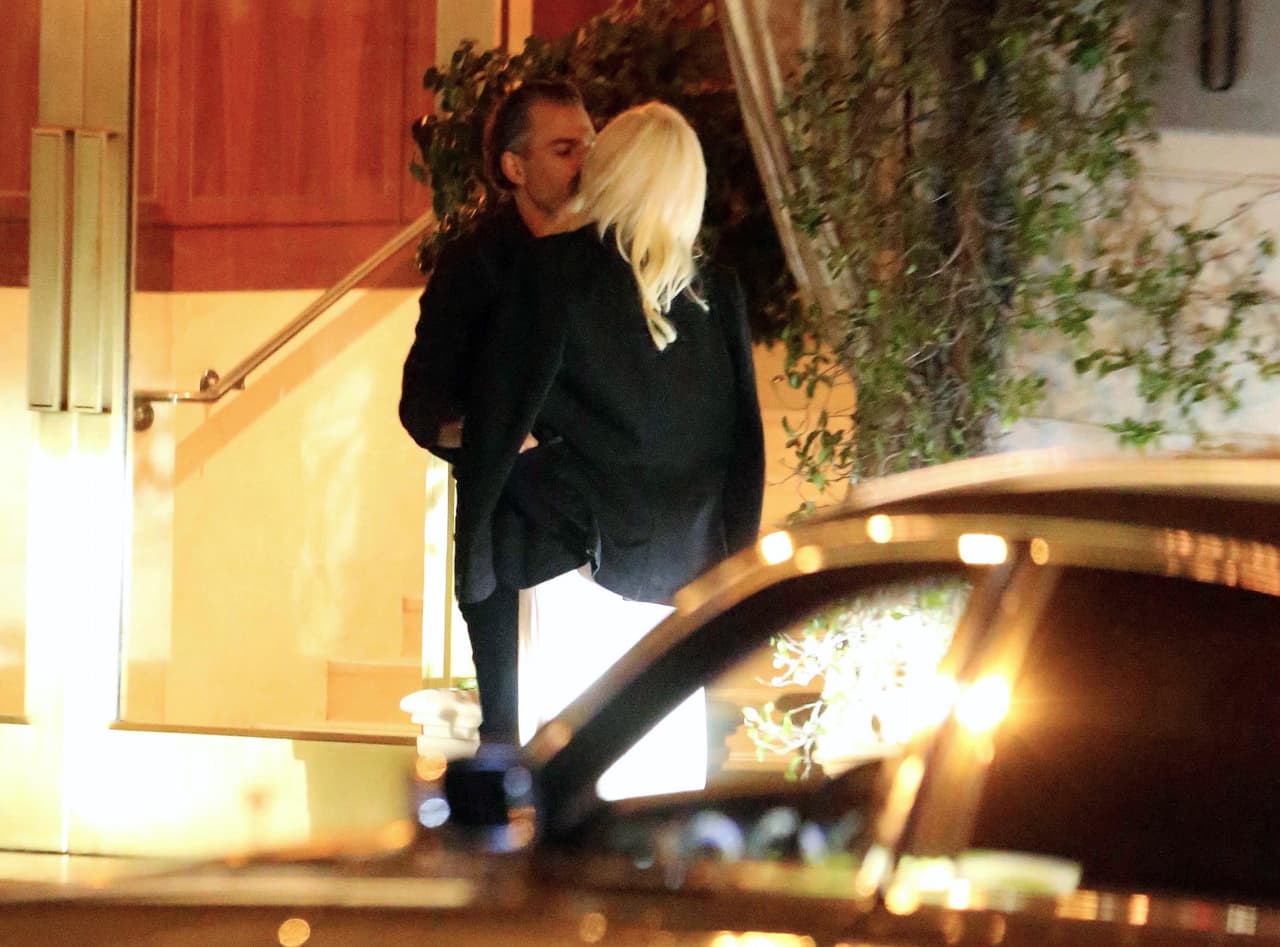 La parejita estuvo en un hotel de Hollywood donde pasearon de la mano sin importar las miradas hasta que sucedió lo inesperado ¡se besaron!