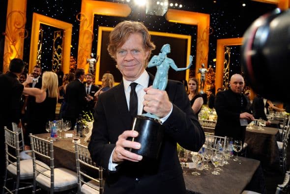 William H. Macy presumiéndonos su trofeo.