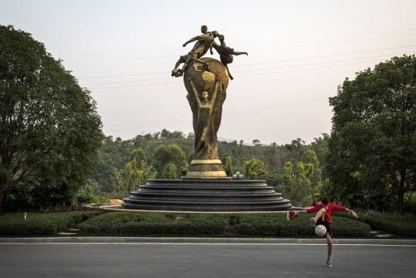Una réplica del trofeo de la Copa FIFA se encuentra en una de las entradas de dicha academia.