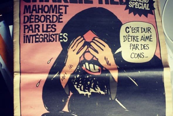 La revista cobró relevancia internacional en 2006, cuando republicó caricaturas de Mahoma. (Imagen tomada de Twitter).