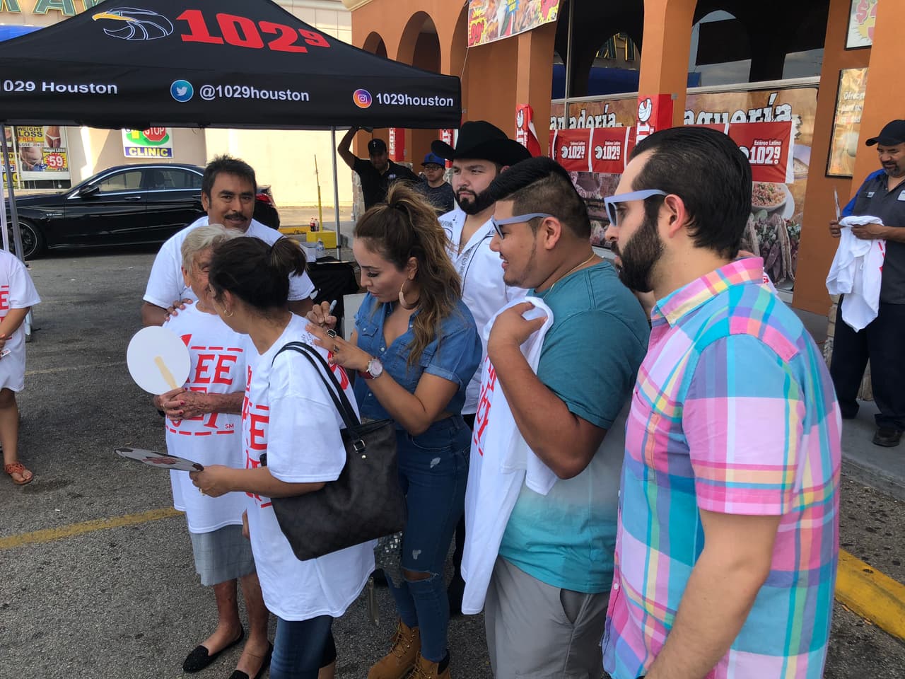 Fue tan grande su emoción, que hasta le pidieron a los locutores que las firmaran.