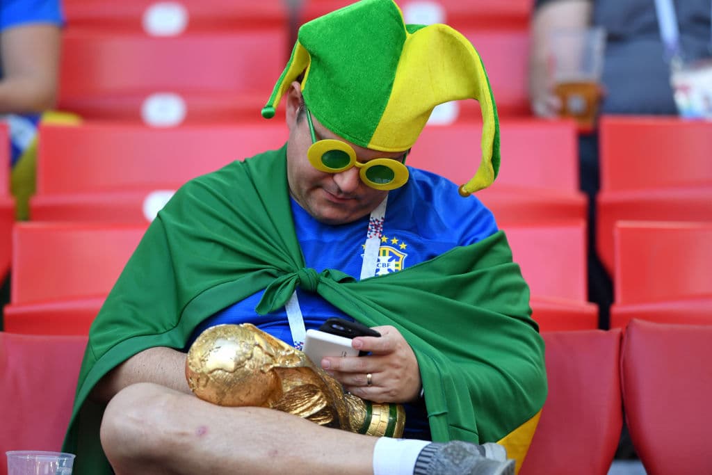 La colorido de Brasil y la fiesta de Serbia marcan dos estilos diferentes de sus hinchas y eso es algo que se refleja en medio del partido del grupo E del Mundial de Rusia 2018.