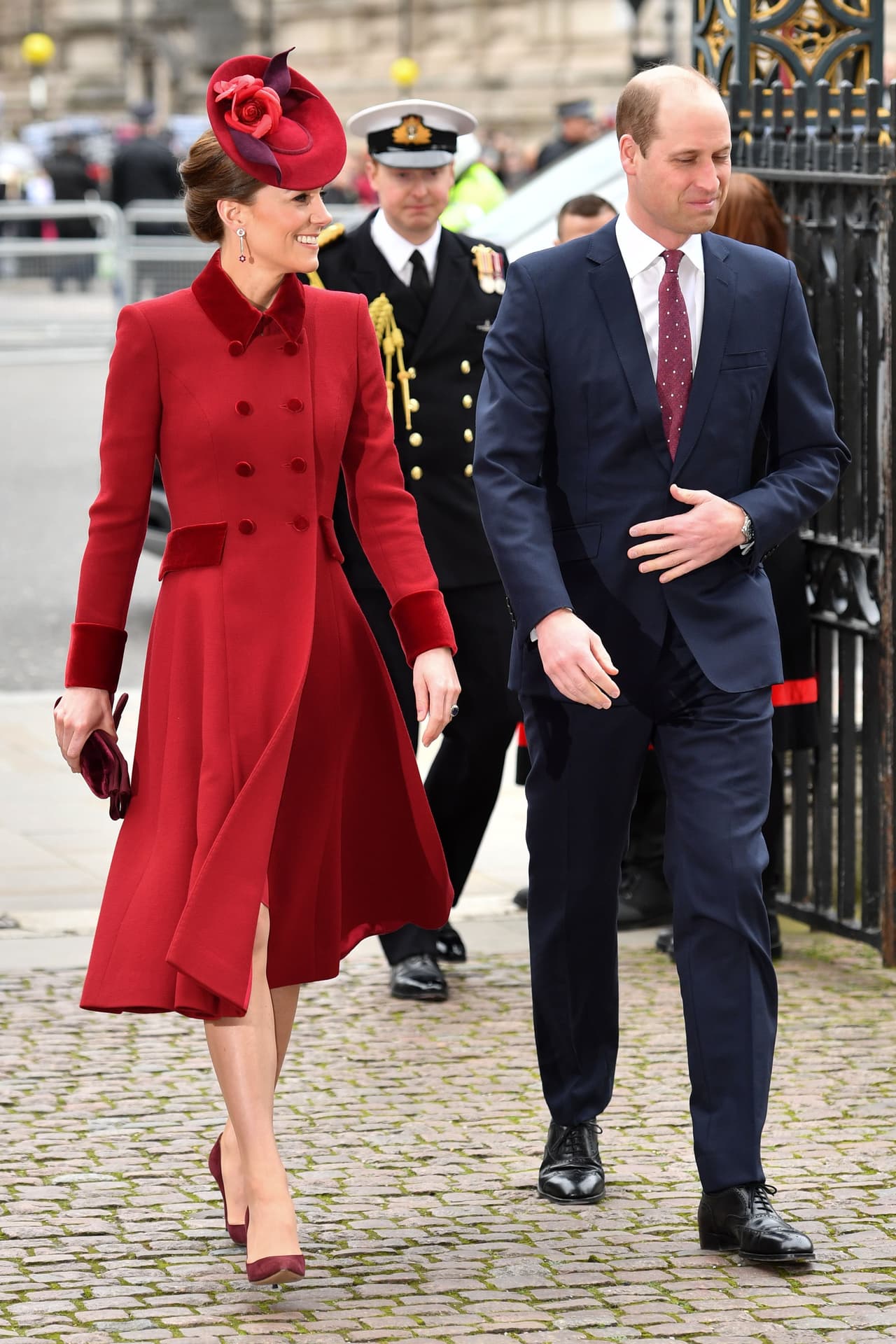 La duquesa de Cambridge llegó a la Abadía de Westminster acompañada de su esposo, el píncipe William, quien eligió una corbata roja para la ocasión.