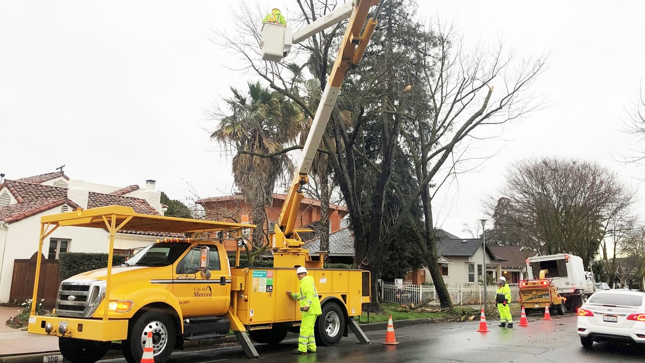 Autoridades locales informaron que varios residentes estuvieron o están sin electricidad debido a la caída del tendido eléctrico.
<b><a href="https://m.pge.com/#outages" target="_blank">Puedes revisar el estado de los cortes de luz de la empresa PG&E aquí. </a></b>