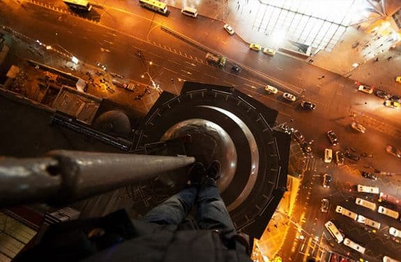 Oreshkin accede sin arneses ni equipamiento alguno hasta los extremos más peligrosos de los edificios y puentes que conquista, para inmortalizar después ese momento con su cámara. (Imagen tomada de su facebook)