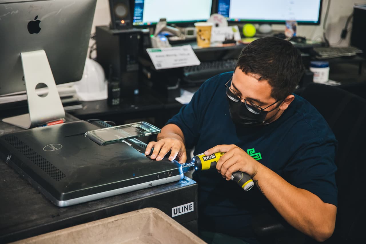 Técnicos borran de forma segura todos los datos confidenciales y restauran los dispositivos antes de distribuirlos a personas que no tienen acceso a tecnología.
