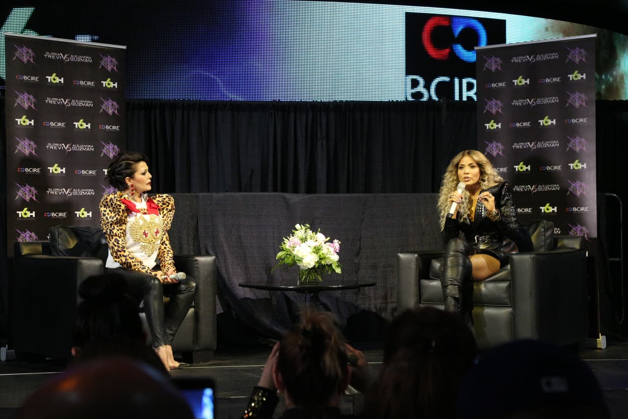 Alejandra Guzmán y Gloria Trevi respondieron a las preguntas de los medios que se dieron cita en la ciudad angelina para platicar acerca de su gira 'Versus'.
