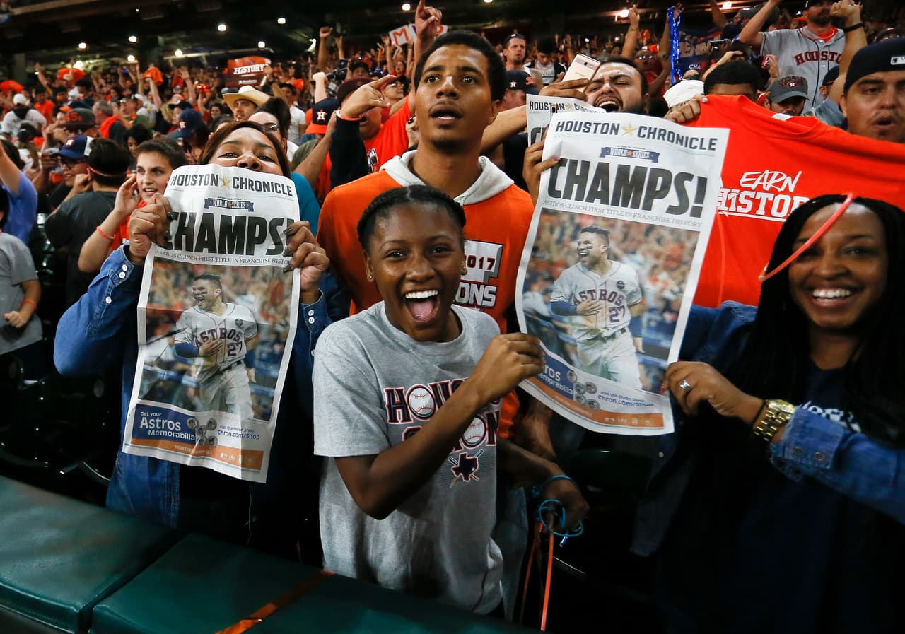 La alegría y emoción se tomó a los todos los hinchas de Houston Astros campeón de la Serie Mundial, entre los más jóvenes y algunas bellas mujeres, en una celebración gigante.