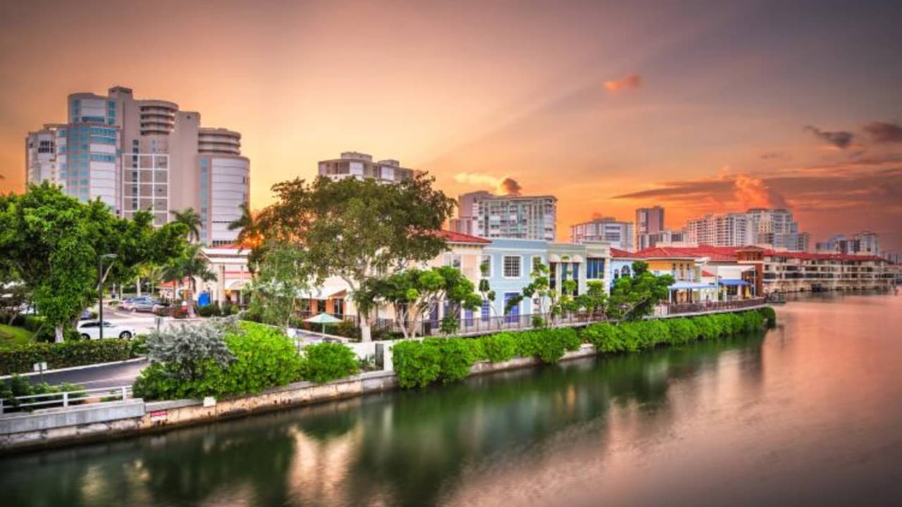 El ranking es encabezado por 
<b>Naples, Florida</b>, que destaca por su calidad de vida, servicios de salud, infraestructura, educación y economía; sin embargo, es la peor de las 
<b>151 en temas de asequibilidad</b> por tener altos precios de vivienda y los costos de vida en la ciudad.