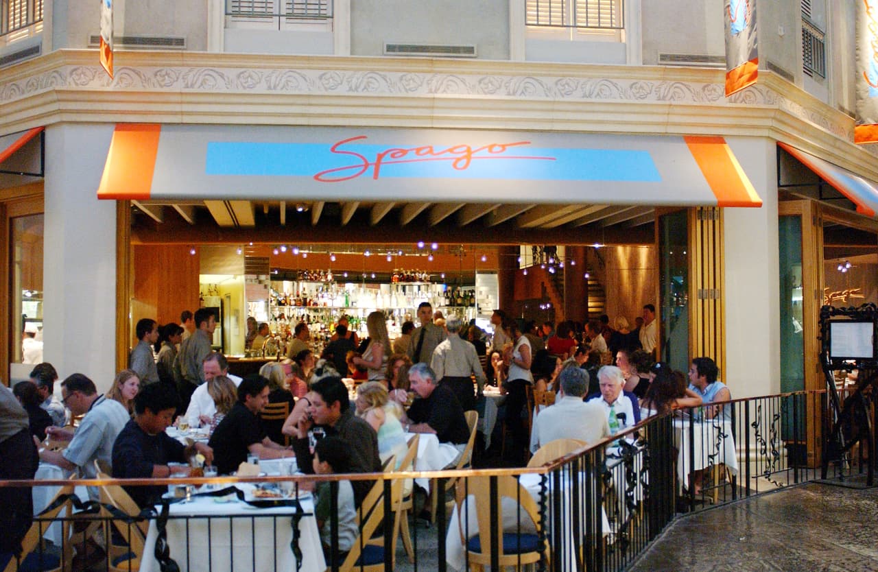 <a href="http://www.wolfgangpuck.com/restaurants/fine-dining/9044"><span class="cms-h3-H3"><b>Spago:</b></span></a>
<br>En el restaurante del chef Wolfgang Puck, al que tal vez recuerdes por ser el encargado de lo que se come en los Oscar, se han sentado a comer lo mismo políticos como Bill Clinton que actrices como Eva Longoria. 
<br>
<br>
<b>La especialidad:</b>
<br>Calamares, una burrata o algo salido del horno para compartir.