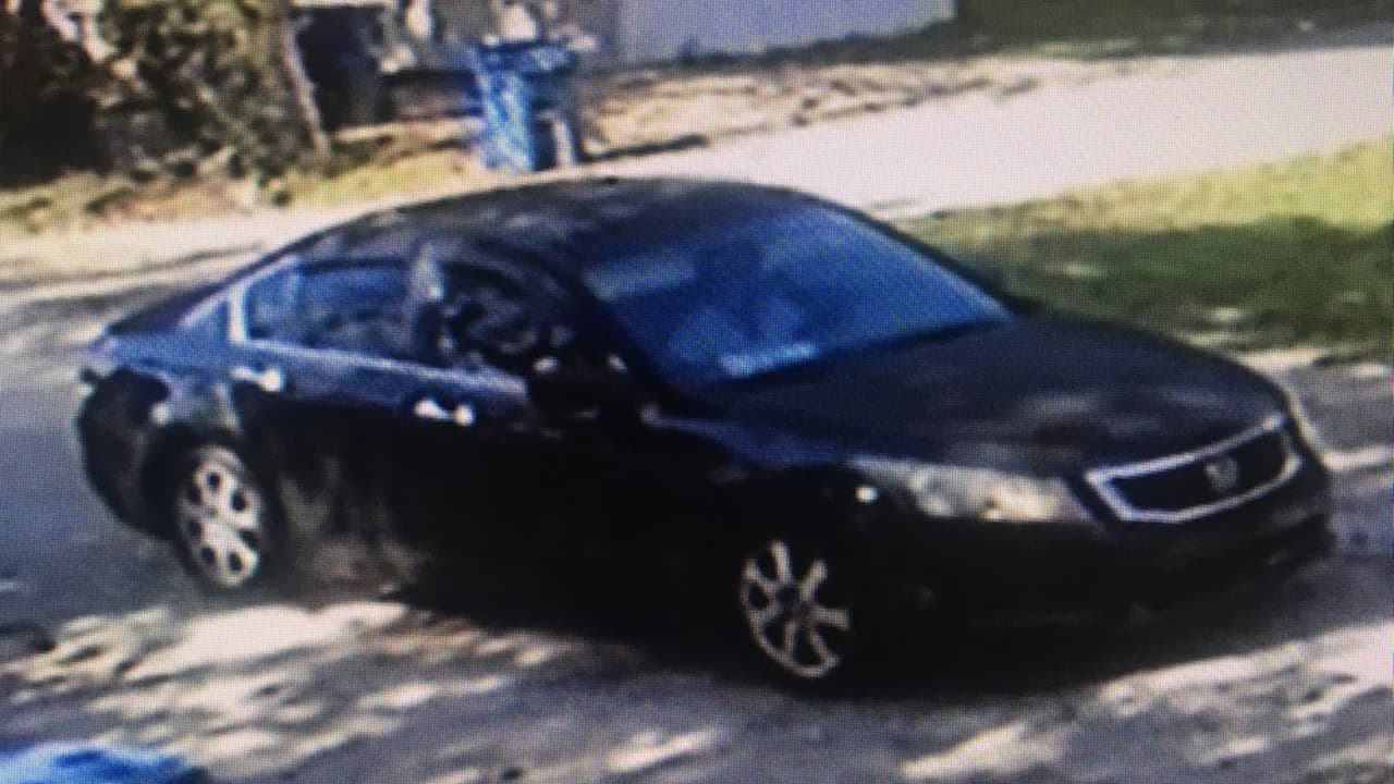 Ambos se robaron una cantidad de dinero no revelada por el FBI y escaparon en este vehículo Honda Accord 2009 color negro.