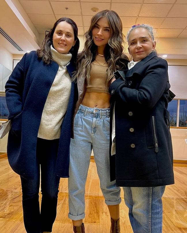 Fue la actriz tijuanense quien compartió una fotografía en Instagram junto a sus compañeras 
<b>Natalia y Ana Martin.</b>
<br>
