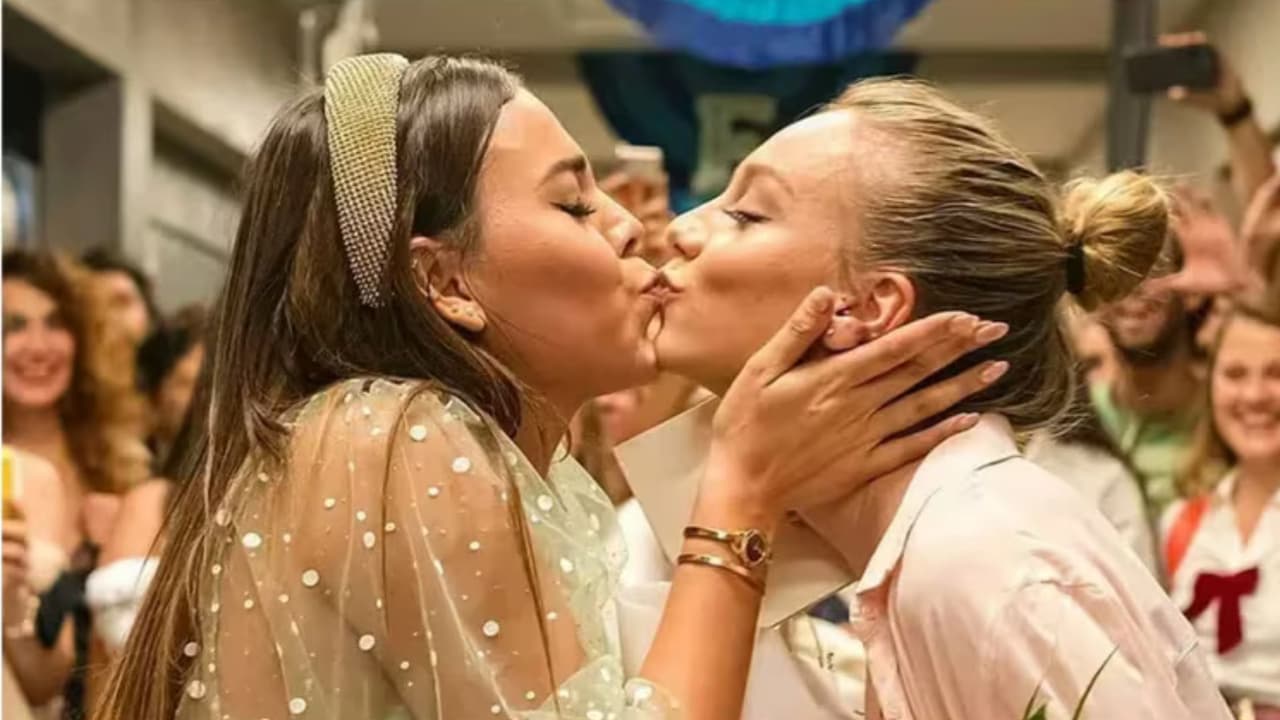 En 2019, Danna sorprendió a Ester Expósito con flores, anillo y mariachi, simulando una propuesta de matrimonio. Las famosas sellaron el momento con un beso que se volvió viral.