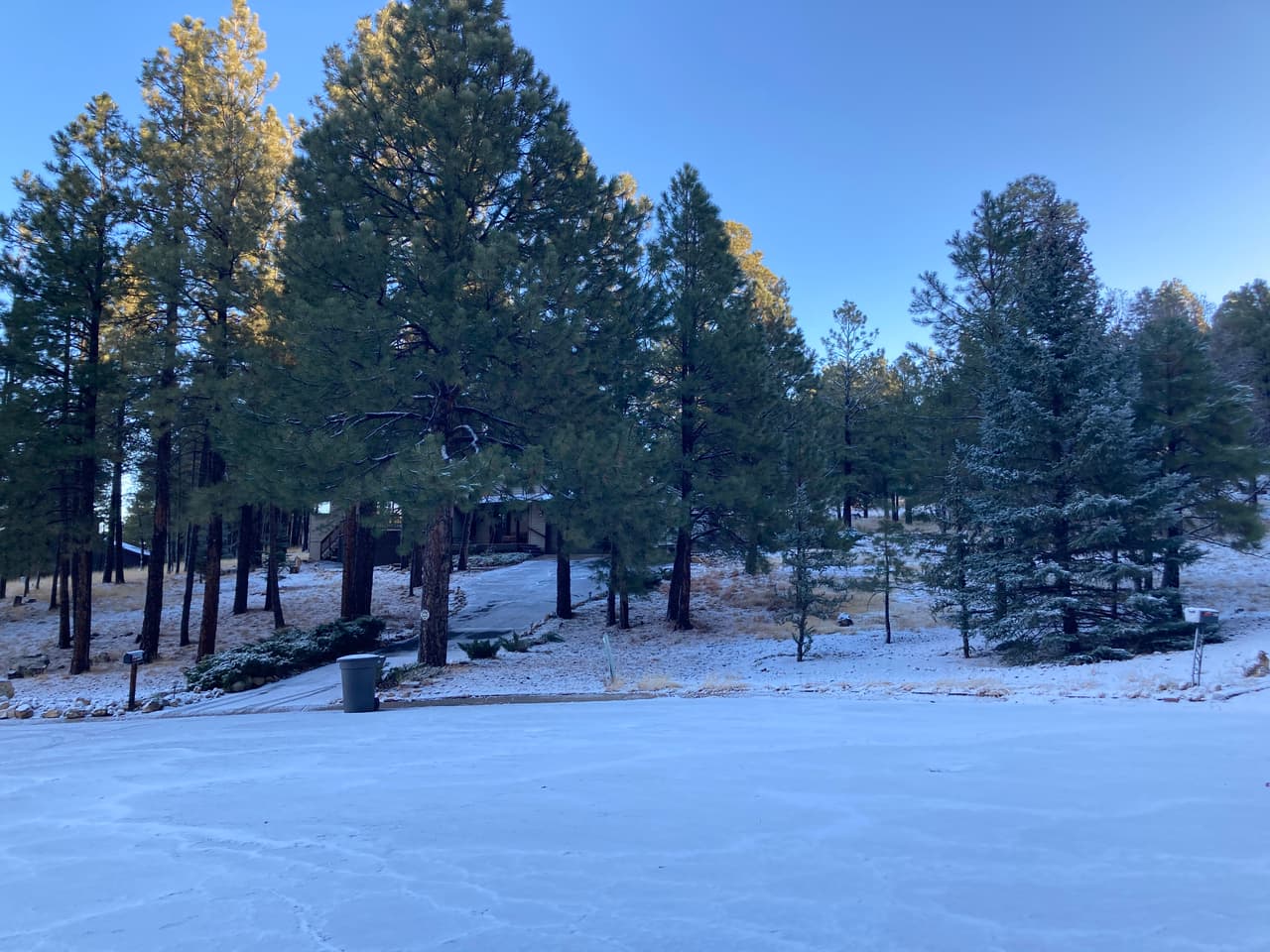 Flagstaff le da la bienvenida al fin de semana con nieve. 
<br>