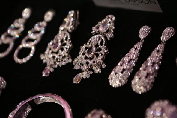 Charlie también diseña bolsos y relojes.