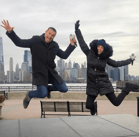 Imposible no saltar de alegría con un equipo así. Alan Tacher disfruta su trabajo y tener amigos como Karla Martínez a su lado.