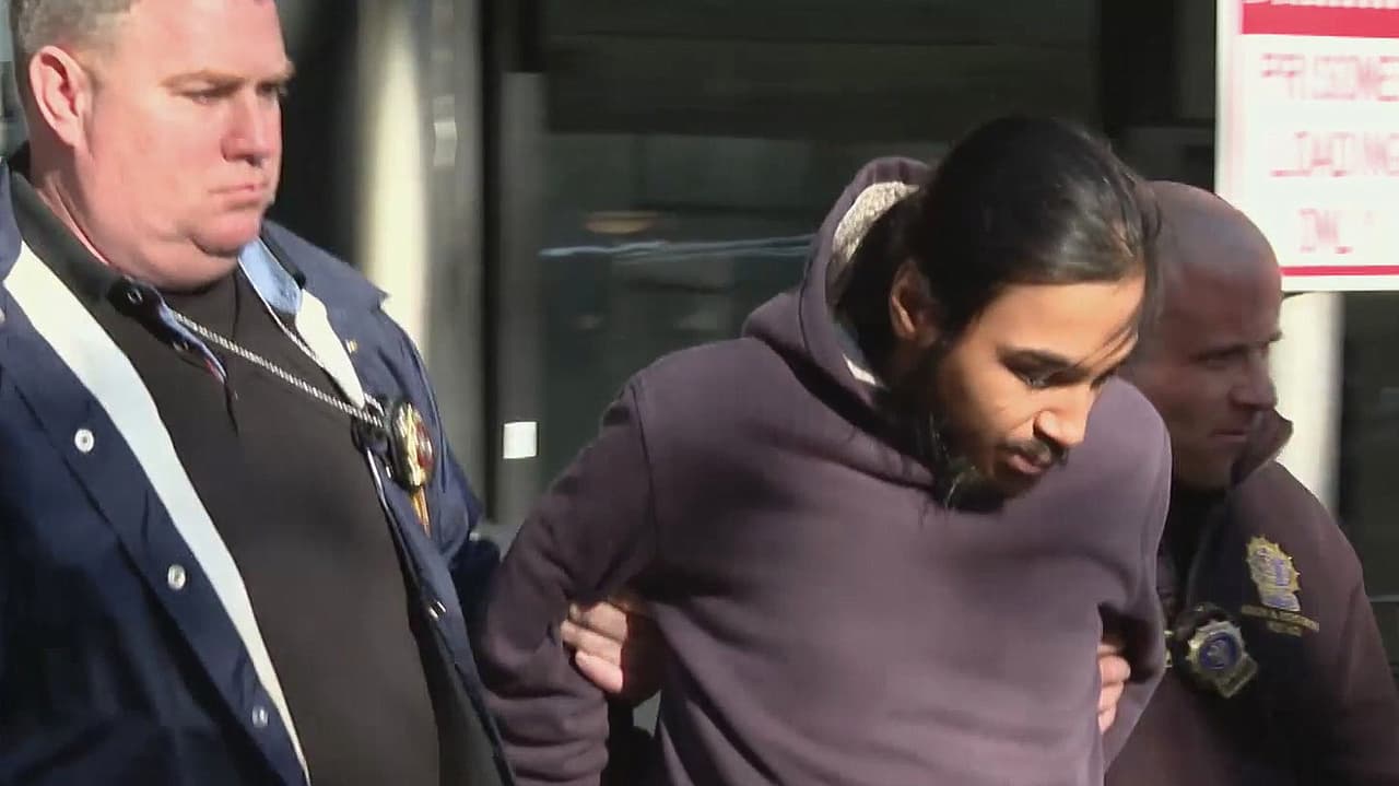 Esto se sabe del estudiante acusado de prender fuego a un desamparado en el metro de NYC