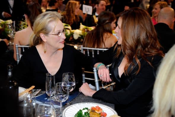 Meryl Streep chismeando con Julia Roberts.