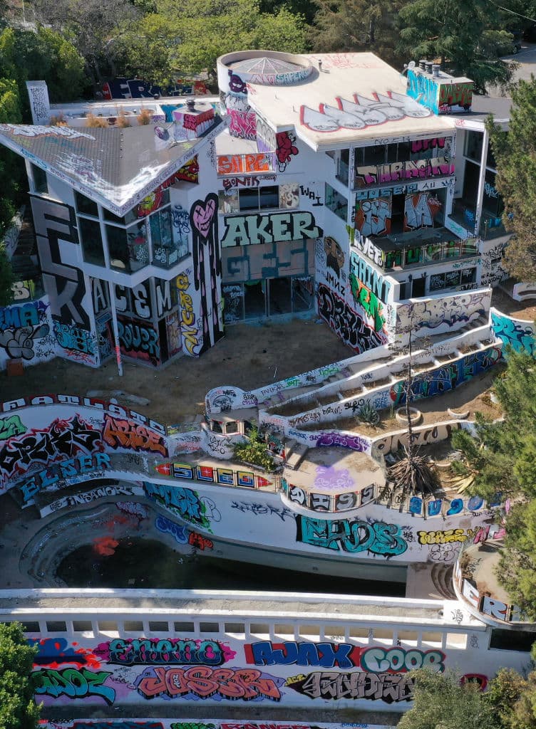 ¿Qué hizo Diddy en esta mansión antes de que quedara abandonada? Hace 8 años el productor musical grabó en esta mansión el video del tema 'Last Night'.