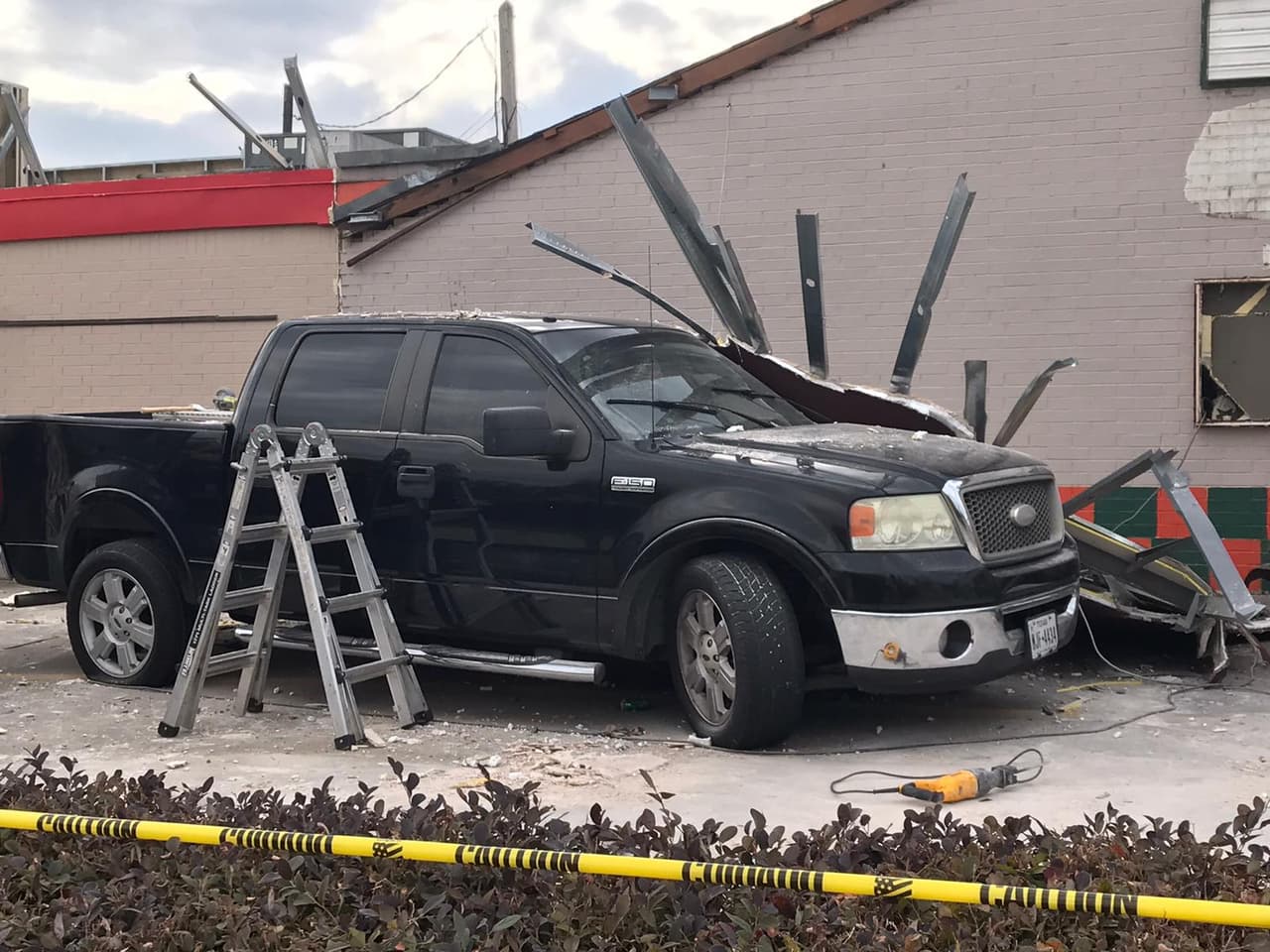 En el lugar se puede observar a autos en el drive-through de un restaurante que quedaron atrapados bajo los escombros.
<br>