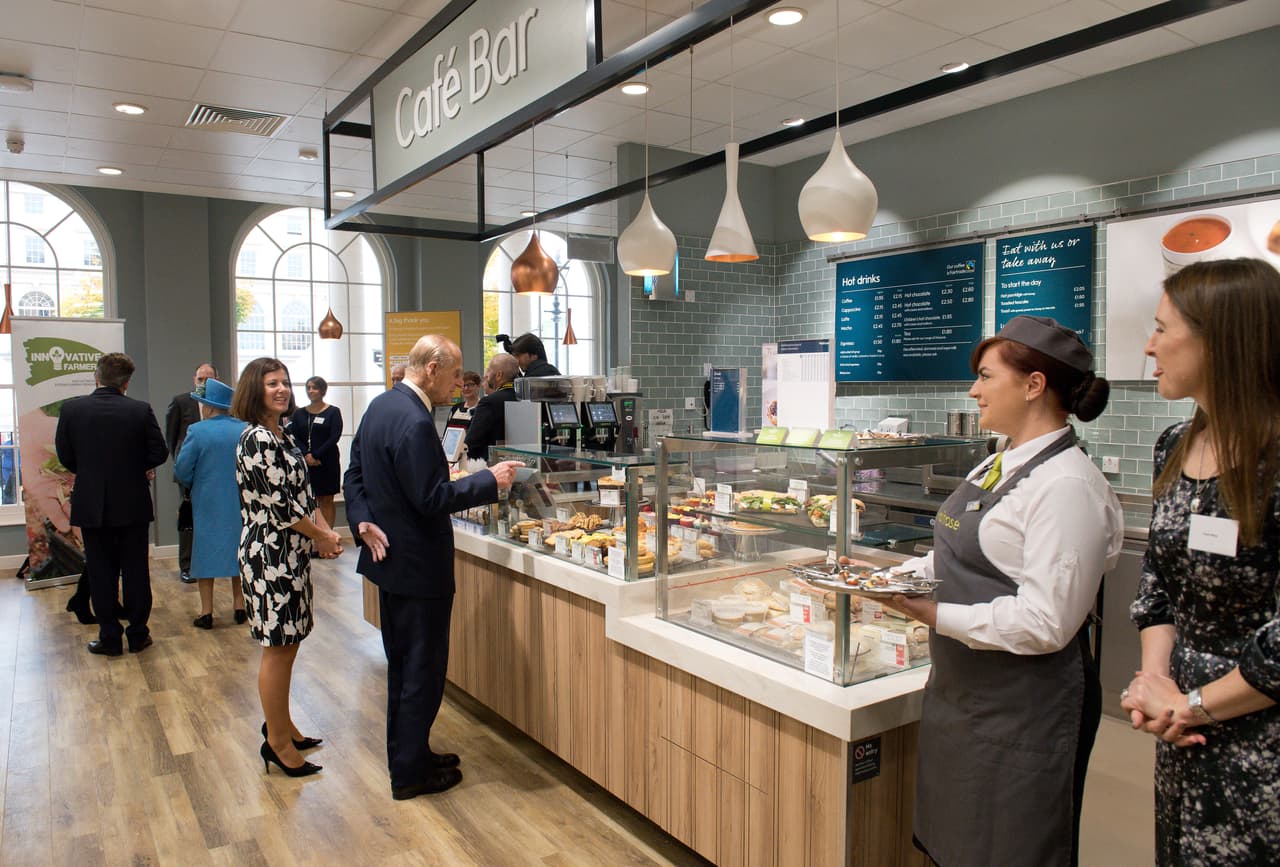 El esposo de la reina listo para comerse unos ricos snacks.