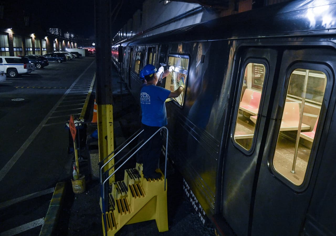 Reparaciones en curso: Cientos de ventanas vandalizadas en el metro de Nueva York.