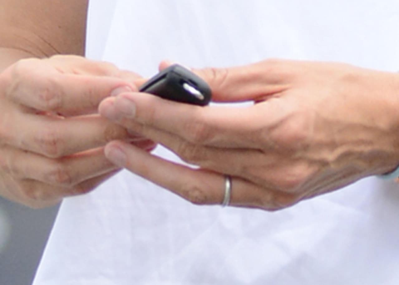 Ella aún usa su argolla matrimonial.