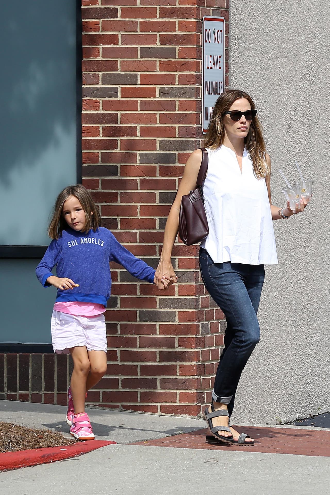 Primero salió con su hija Seraphina a desayunar.