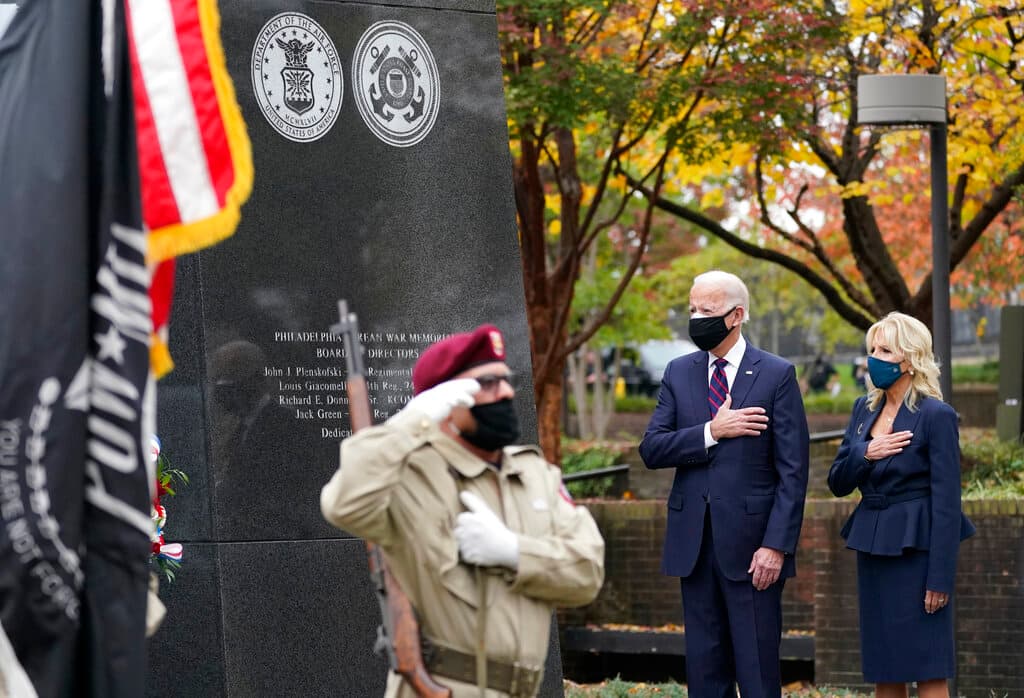 El presidente electo Joe Biden y su esposa Jill Biden rinden homenaje a los caídos ante el Monumento por la Guerra de Corea, en Filadelfia, el miércoles 11 de noviembre de 2020.
