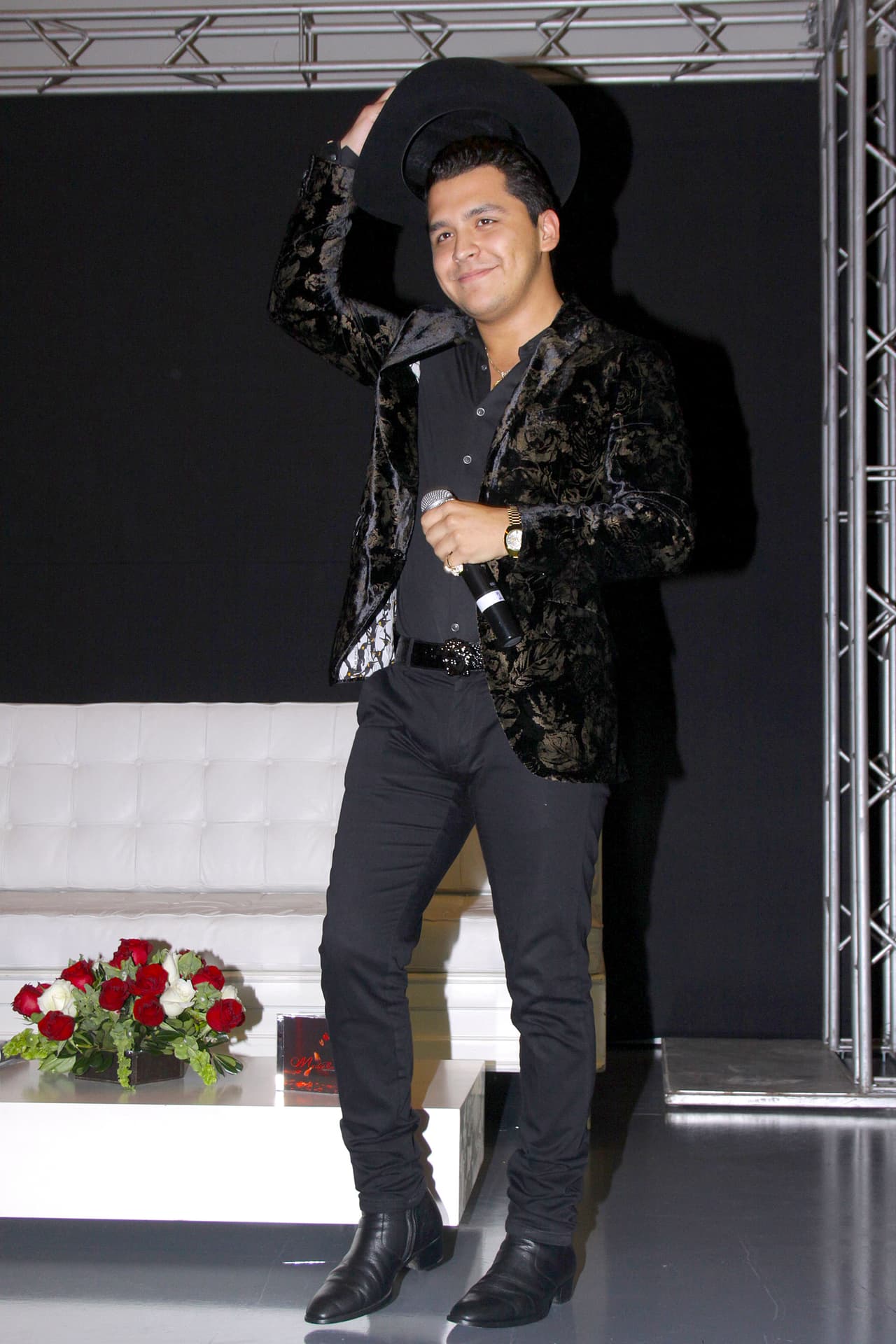 En entrevista para el programa mexicano
<b><a href="https://twitter.com/deprimeramano/status/1157418618163884032" target="_blank">De primera mano,</a></b> se le preguntó qué extraña ahora que es famoso. "Yo creo que todo el mundo, a veces, quisiera ser como uno normal, poder andar tranquilo. Yo creo que la privacidad,
<b> </b>ir a la escuela", respondió.