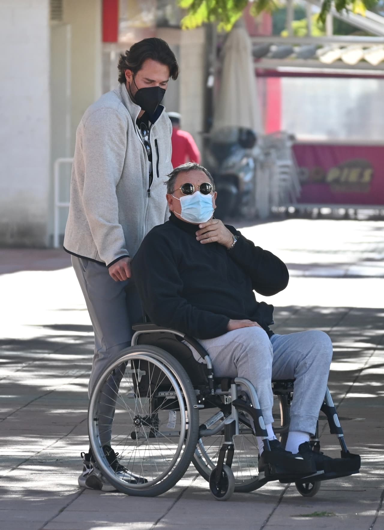 El actor fue el primero en llegar a ese país, pues a finales de la década de 1990 
<b><a href="https://www.univision.com/famosos/angelique-boyer-y-sebastian-rulli-prometen-y-cumplen-que-la-van-a-armar-de-lio-en-un-cabaret-en-ibiza-video" target="_blank">se aventuró a vivir en Ibiza</a></b> en donde trabajaba en el afamado club nocturno Pacha Ibiza.
<br>