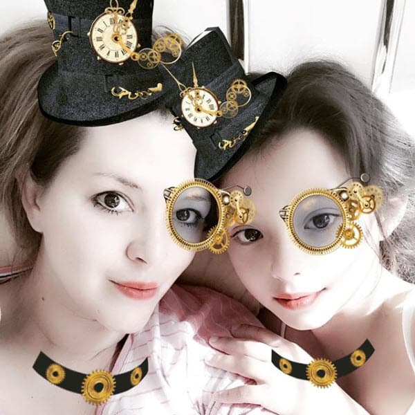 <b><a href="https://www.univision.com/shows/el-gordo-y-la-flaca/me-van-a-seguir-preguntando-esa-alicia-machado-exploto-cuando-le-preguntamos-de-su-enemistad-con-gloria-trevi-video">Alicia y Dinorah</a></b> siempre tienen tiempo para jugar y tomarse divertidas selfies: "¡Buenos días a todos! Nuestro domingo perfecto, viendo películas y estando juntas por siempre. Te amo mami, mi compañera de vida", se puede leer en otra imagen de su Instagram.