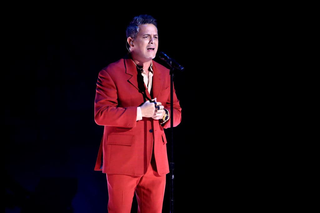 El sector de los conciertos se ha visto altamente afectado por la cancelación de eventos públicos por la propagación del COVID-19, pero eso no ha detenido a cantantes como
<b>Alejandro Sanz, </b>quien recientemente hizo un concierto en vivo a través de su canal de YouTube.