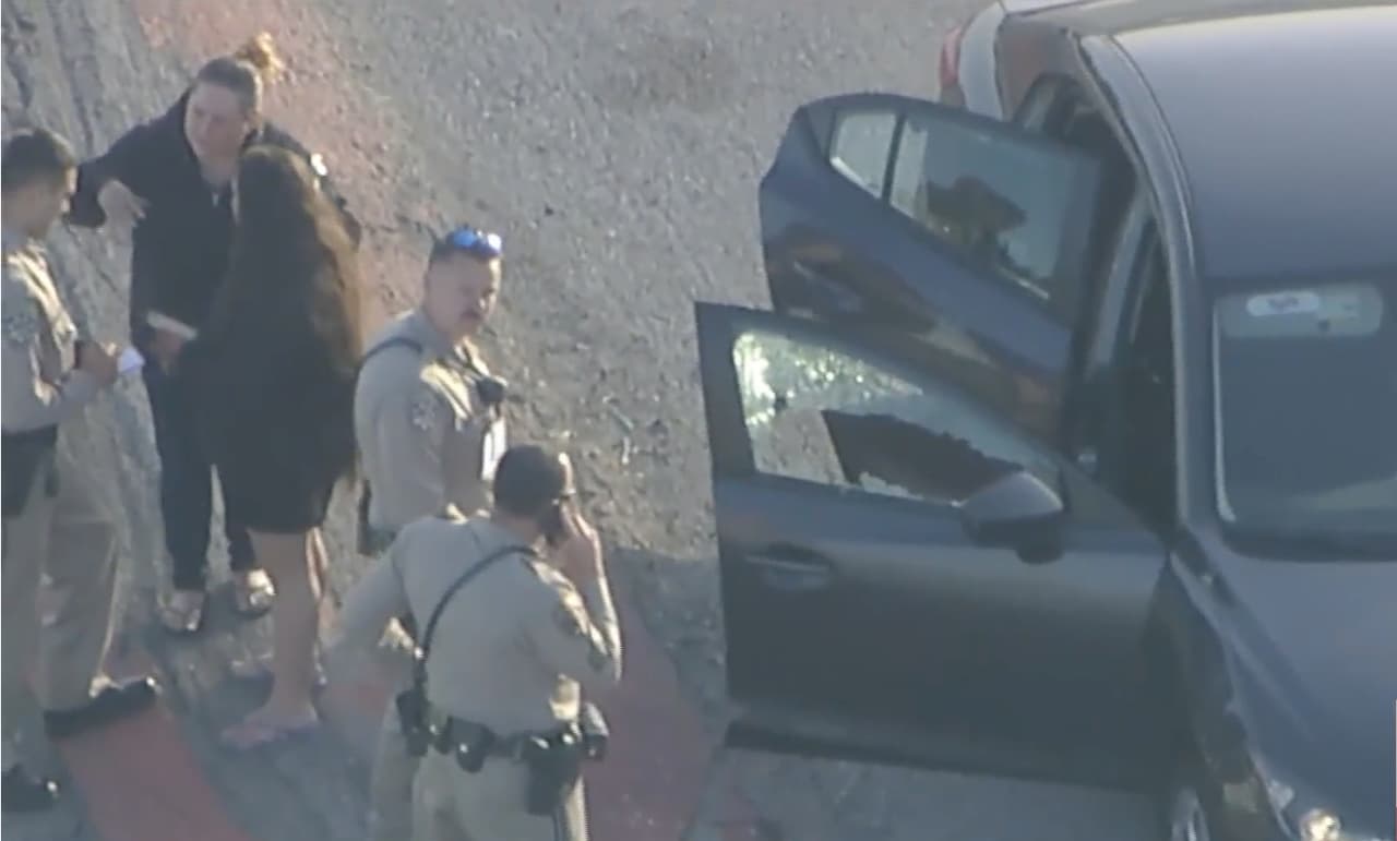 Una de las afectadas es una mujer que resultó herida mientras viajaba junto a su esposo e hijo de 4 años sobre la autopista 710.