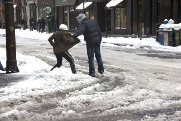 Imagenes de personas que salieron sin importar la tormenta de nieve en Filadelfia. Febrero marcó un récord de nieve que no se ha visto en 150 años.