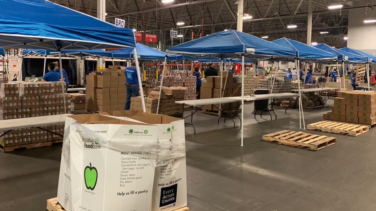 Son miles de libras de alimentos los que se distribuyen en la bodega, cuatro camiones salen diariamente hacía los puntos de distribución.