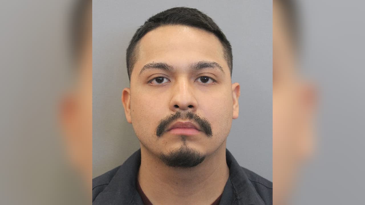 Zyre y su hermano estaban bajo el cuidad de Martínez mientras su madre se fue a trabajar. El hombre dijo que la pequeña se cayó de la cama mientras él estaba en el baño, cuando salió y la vio en el piso, el niño, de 5 años, estaba junto a ella. Agregó que el hermano mayor de Zyre es muy brusco con la niña y que su forma de corregirlo es diciéndole que 
<b>le dirá a su madre o lo castiga en “time out”</b>.
<br>