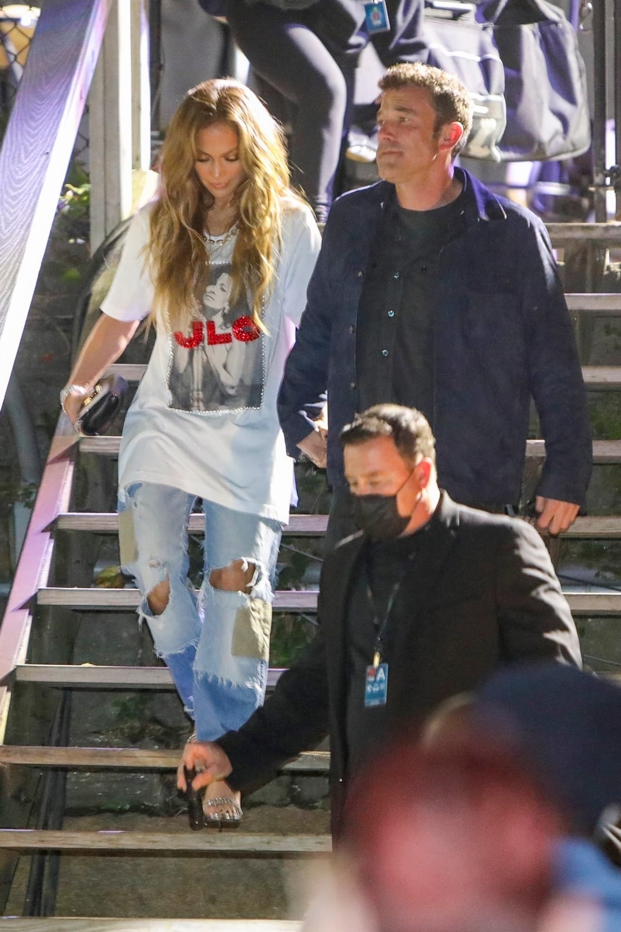 De acuerdo con el Daily Mail, esta apariencia 
<b><a href="https://www.dailymail.co.uk/tvshowbiz/article-10029559/Jennifer-Lopez-clean-shaven-Ben-Affleck-leave-Global-Citizens-Live-stars-NYC.html" target="_blank">podría deberse al nuevo proyecto fílmico</a></b> en el que está involucrado.