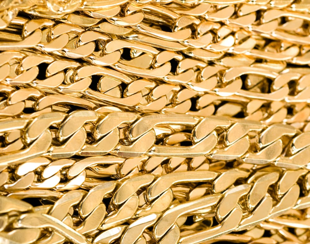 Se creía que la luminosidad del oro, sacando la energía del Sol, podía ser un gran transmutador de energía, depurando las malas o negativas vibras en algo más positivo. Es por eso que comenzaron a portarse por todo el cuerpo.