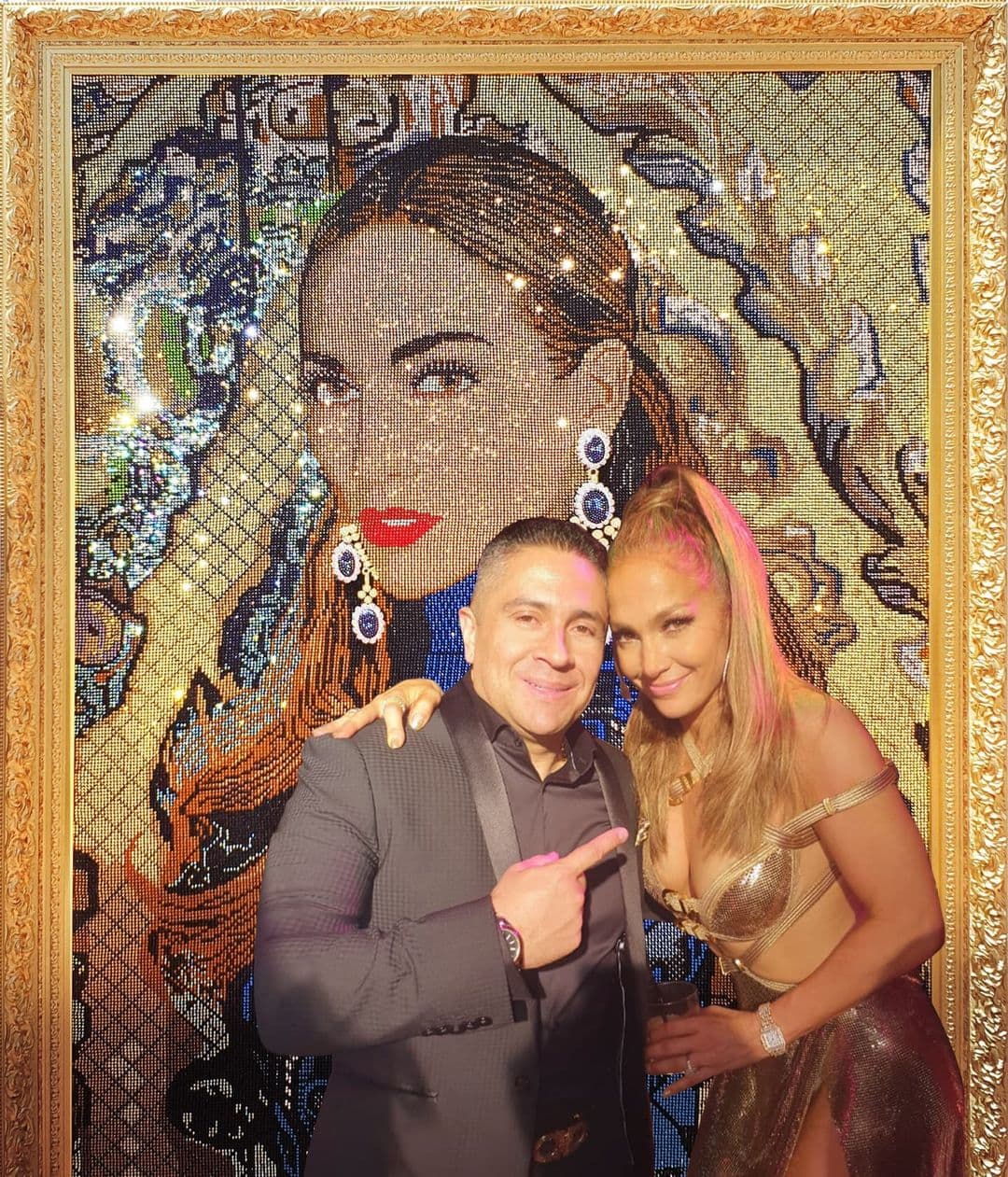 Por supuesto, en su lista no podía faltar
<b><a href="https://www.univision.com/temas/jennifer-lopez" target="_blank">JLo,</a></b> a quien le creó una obra de 6 pies para conmemorar su cumpleaños como toda una diva:
<b>con cristales de Swarovski.</b>