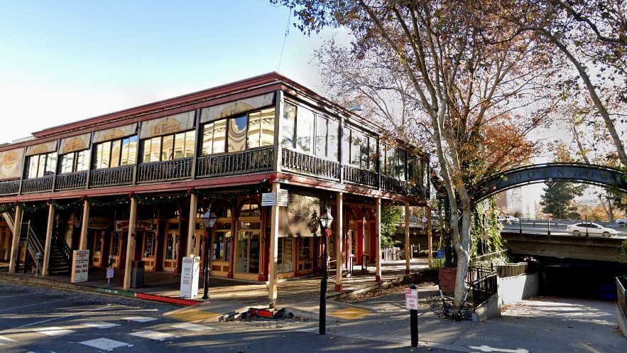 <b>Old Sacramento, calles Front y K. </b>
<br>El pueblo original que era Sacramento mantiene las fachadas de los edificios como eran cuando se fundó la comunidad. El barrio antiguo inluye tiendas, museos y restaurantes.