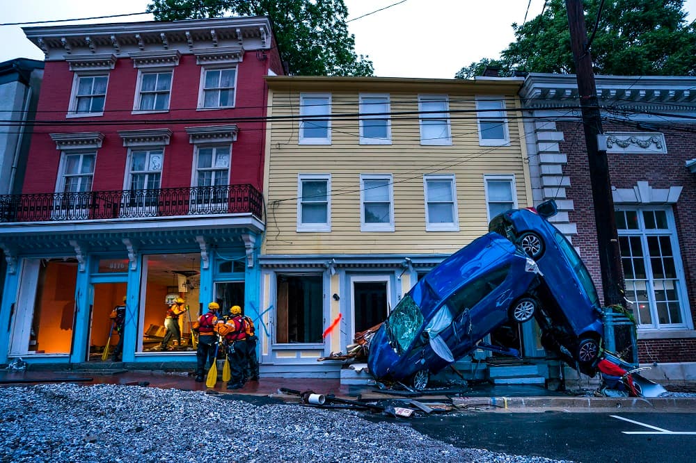 En las últimas horas, una tormenta provocó fuertes inundaciones en Ellicott City, en el estado de Maryland, que dejaron un desaparecido y cuantiosos daños materiales. Jim Lo Scalzo/EFE.