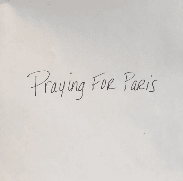 La cantante compartió en su Instagram: "Orando por París", y como el famoso dicho versa, "Una imagen dice más que mil palabras".
