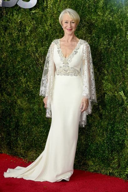 Helen Mirren eligió un diseño de Badgley Mischka blanco y plata espectacular que acentuaba su figura.