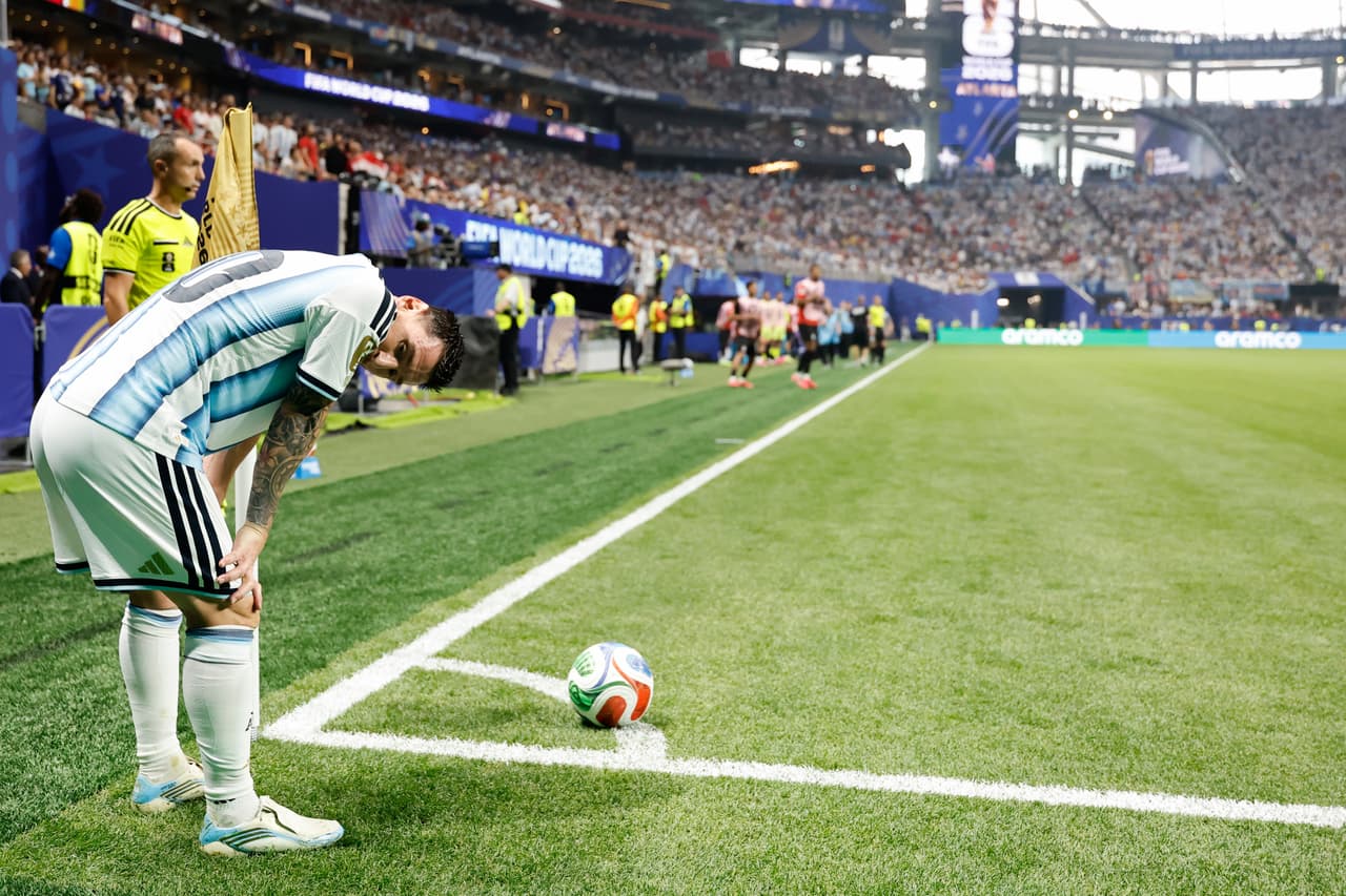 Lionel Messi (10), de Argentina, se prepara para lanzar un tiro de esquina durante el partido de octavos de final de la Copa Mundial entre Argentina y Egipto en Atlanta, el martes 7 de julio de 2026.