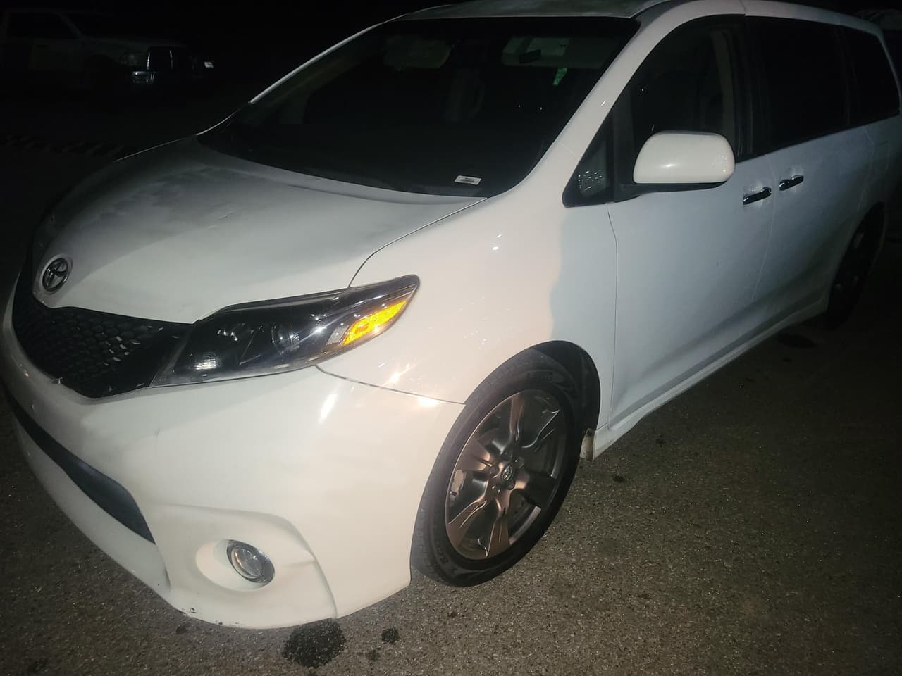 Agentes en Nogales observaron a las personas salir de una minivan al sur del punto de revisión de la Patrulla Fronteriza en la carretera I-19. El vehículo fue detenido y nueve migrantes fueron detenidos en la zona. El conductor, un ciudadano estadounidense, enfrenta cargos criminales.