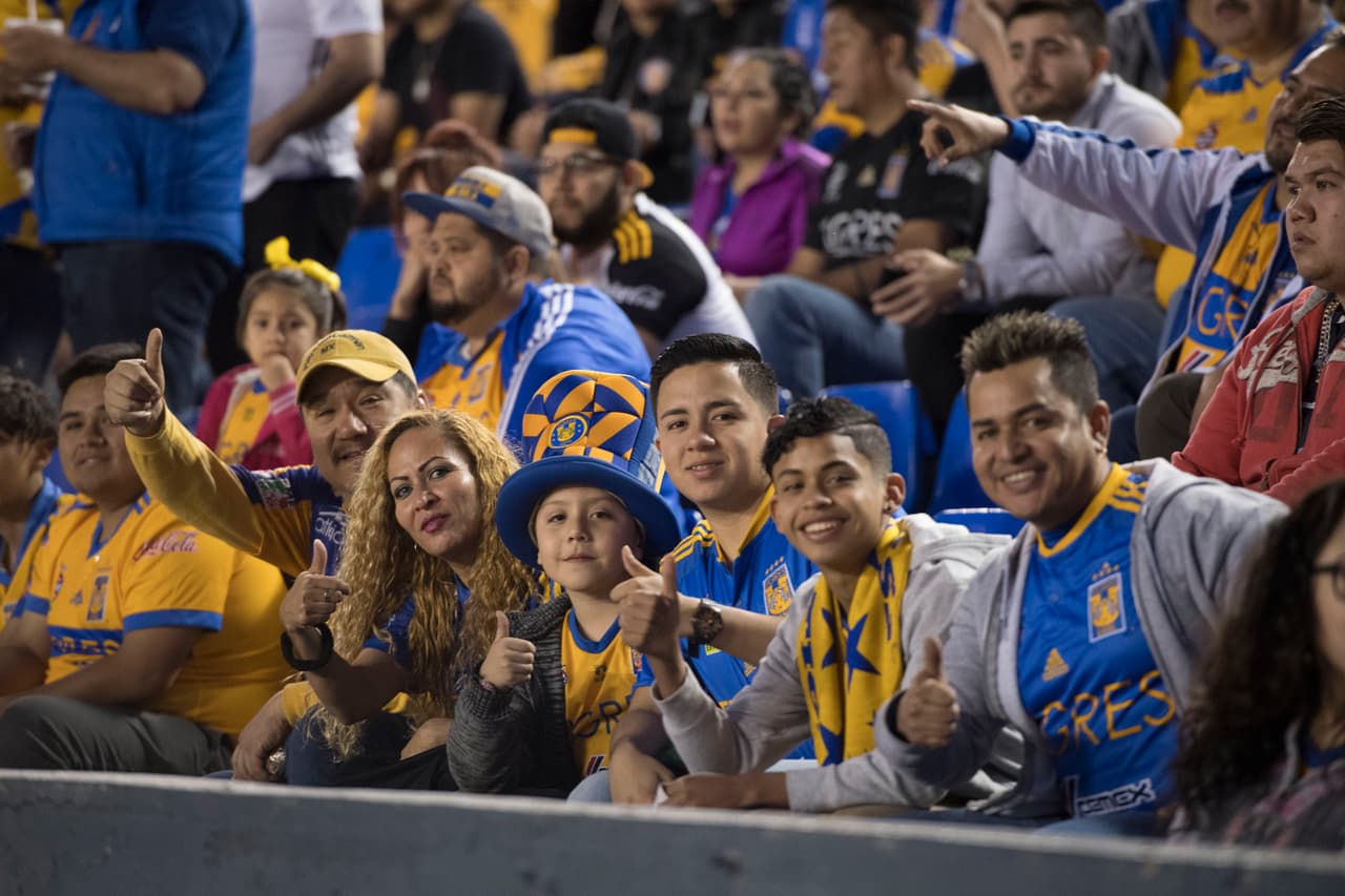 Familias, amigos, conocidos, peñas, se hicieron presentes en las tribunas del estadio Universitario.