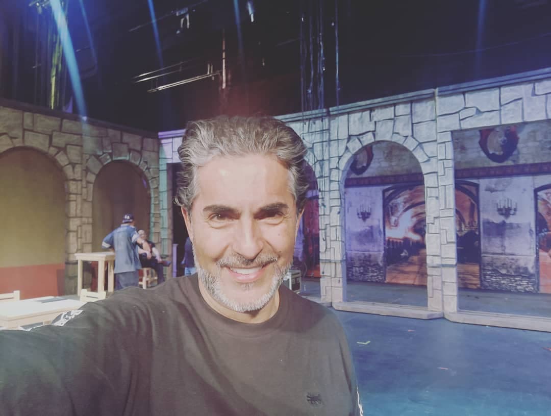 “No he salido ni me he exhibido con nadie, porque creo que hay que darle tiempo, aunque me han relacionado hasta ya no sé ni con quién, lo que me da risa, pero sé que es parte del medio y lo tomo como un halago, sólo lo lamento por la gente involucrada”.